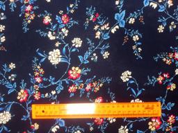 Штапель цветы на тёмно-синем